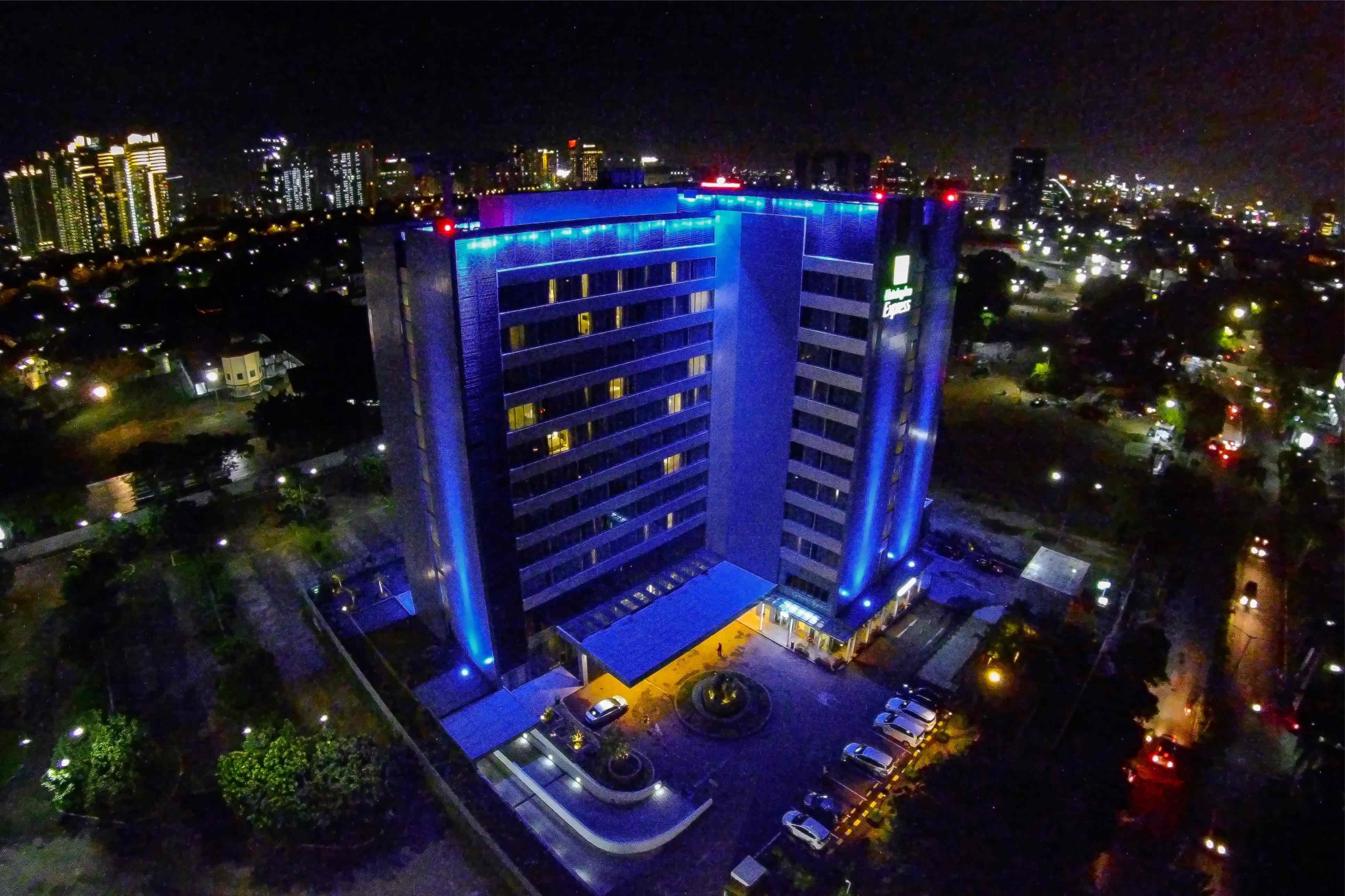 Holiday Inn Express Jakarta International Expo By Ihg Экстерьер фото