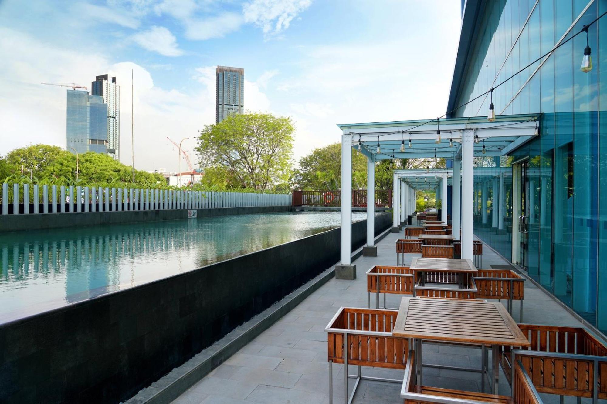 Holiday Inn Express Jakarta International Expo By Ihg Экстерьер фото